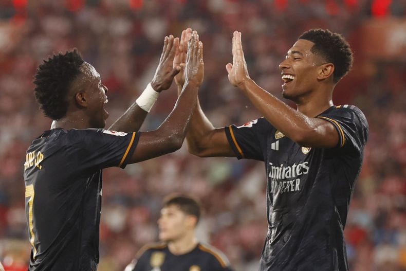 Vinicius Junior del Real Madrid celebra con Jude Bellingham después de anotar el tercer gol del equipo en el triunfo ante el Almería el sábado 19 de agosto del 2023. (AP Foto/Fermin Rodriguez)
