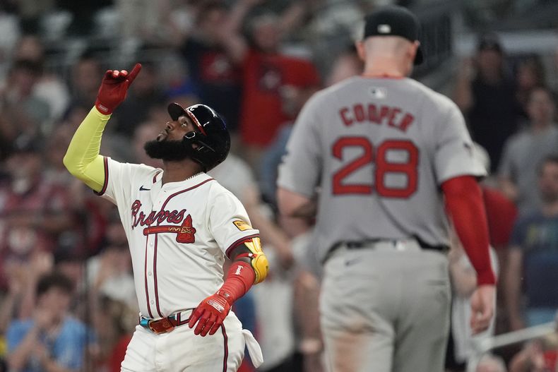 El dominicano Marcell Ozuna, de los Bravos de Atlanta, festeja tras empujar la carrera de la ventaja ante los Medias Rojas de Boston, el martes 7 de mayo de 2024 (AP Foto/John Bazemore)