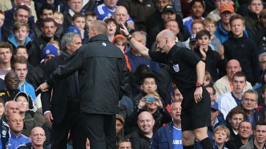 americateve | Momento en que el &aacute;rbitro Anthony Taylor expulsa al t&eacute;cnico de Chelsea Jos&eacute; Mourinho por cuestionar sus decisiones en el partido del 19 de octubre del 2013 contra Cardiff en Londres. (AP Photo/Alastair Grant)
