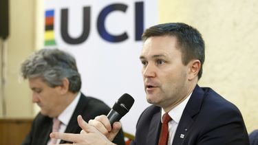 El presidente de la UCI David Lappartient, a la derecha, habla con la prensa sobre el combate al fraude tecnológico durante una conferencia de prensa el miércoles 21 de marzo de 2019, en Ginebra. (Salvatore Di Nolfi/Keystone via AP, Archivo)