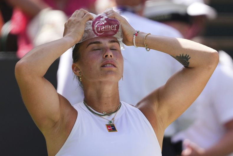 Aryna Sabalenka de Bielorrusia usa una bolsa de hielo para refrescarse durante el partido de semifinales individuales femeninos contra Amanda Anisimova de EE. UU. en el Campeonato de Tenis de Wimbledon en Londres, el jueves 10 de julio de 2025. (AP Photo/Kirsty Wigglesworth)