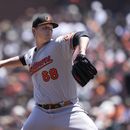 El lanzador de los Orioles de Baltimore Tyler Wells trabaja en la primera entrada en el encuentro ante los Gigantes de San Francisco el domingo 4 de junio del 2023. (AP Foto/Jeff Chiu)