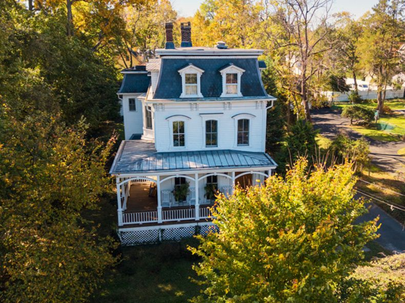 Una casa de estilo victoriano, que se cree sirvió de inspiración para la mansión ficticia de la familia Addams, creada por el dibujante Charles Addams, se encuentra en Elm Street, en Westfield, Nueva Jersey, el jueves 22 de octubre de 2026. (Foto AP/Ted Shaffrey)
