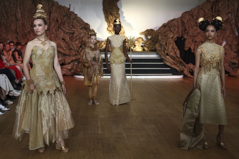 Modelos lucen creaciones de la colección de Alta Costura Otoño-Invierno 2025/26 de Franck Sorbier presentada el miércoles 9 de julio de 2025 en París. (Foto AP/Tom Nicholson)