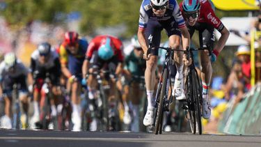 Kasper Asgreen (segundo a la derecha) supera a Pascal Eenkhoorn para ganar la 18va etapa del Tour de Francia, el jueves 20 de julio de 2023, en Bourg-en-Bresse. (AP Foto/Daniel Cole)