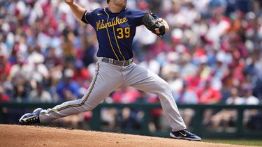 Corbin Burnes de los Cerveceros de Milwaukee lanza ante los Filis de Filadelfia, el jueves 20 de julio de 2023. (AP Foto/Matt Slocum)