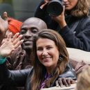 La princesa noruega Martha Louise y Durek Verret, así como varios invitados, llegan de Alesund a Geiranger, Noruega, el viernes 30 de agosto de 2024, ante de su celebración nupcial el sábado. (Cornelius Poppe/NTB vía AP)