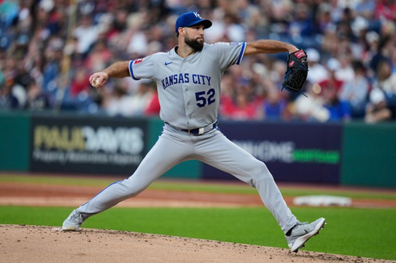 Michael Wacha, de los Reales de Kansas City, hace un pitcheo en el primer inning del juego ante los Guardianes de Cleveland, el vieres 28 de agosto de 2026 (AP Foto/Sue Ogrocki)
