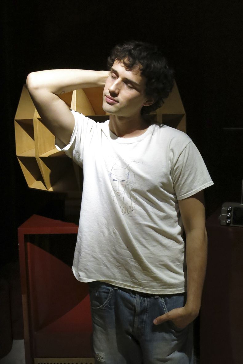 El cantautor español Pablopablo posa para un retrato durante una entrevista en la Ciuad de México el 31 de marzo de 2025. (Foto AP/Berenice Bautista)