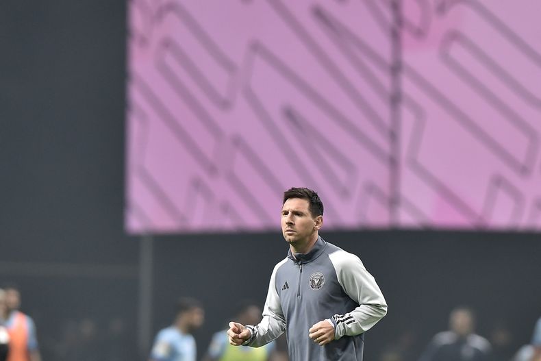 Lionel Messi del Inter Miami calienta previo al partido amistoso contra Al Hilal, el lunes 29 de enero de 2024, en Riad, Arabia Saudí. (AP Foto)