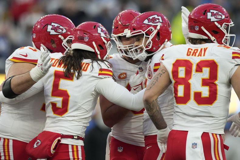 Harrison Butker (centro-derecha), pateador de los Chiefs de Kansas City, festeja con sus compañeros luego de convertir un gol de campo ante los Chargers de Los Ángeles, el domingo 7 de enero de 2024 (AP Foto/Ashley Landis)
