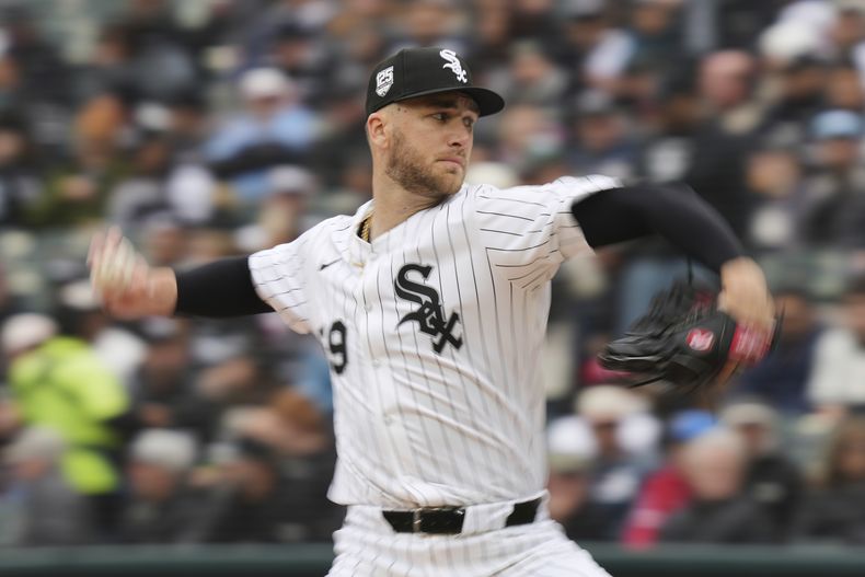 Sean Burke de los Medias Blancas de Chicago lanza ante los Angelinos de Los Ángeles, el jueves 27 de marzo de 2025. (AP Foto/Nam Y. Huh)