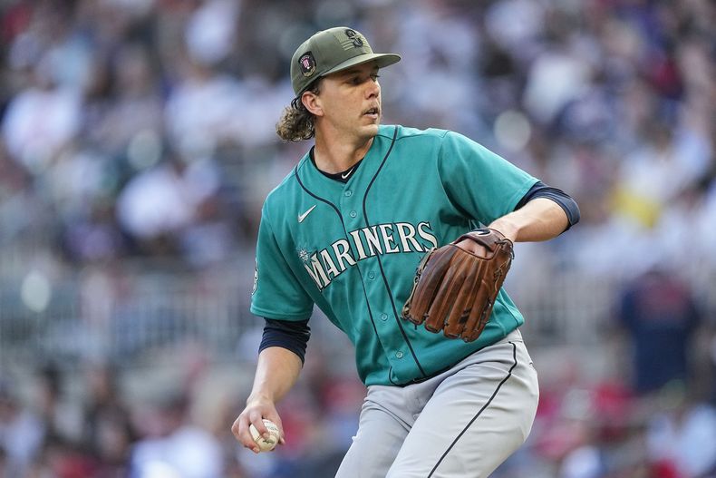 Logan Gilbert, abridor de los Marineros de Seattle, se prepara para lanzar en el primer inning ante los Bravos de Atlanta, el sábado 20 de mayo de 2023 (AP Foto/John Bazemore)