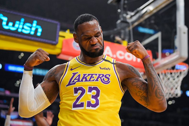 ARCHIVO - Foto del 7 de enero del 2020, el alero de los Lakers de Los Ángeles LeBron James celebra tras anotar con falta en el encuentro ante los Knicks de NUeva York. (AP Foto/Mark J. Terrill, Archivo)