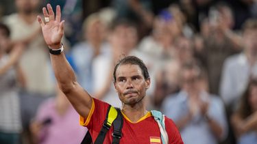 En esta imagen de archivo, el tenista español Rafael Nadal saluda tras el partido de dobles de cuartos de final del torneo olímpico, en el estadio Roland Garros, en París, el 31 de julio de 2024. (AP Foto/Manu Fernandez, archivo)
