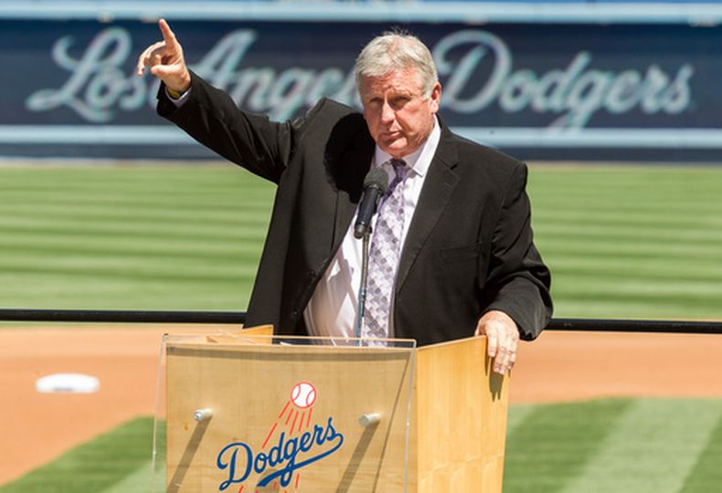 ARCHIVO: El ex lanzador de los Dodgers de Los Ángeles, Tommy John, recuerda a su difunto amigo, el Dr. Frank Jobe, durante un servicio memorial en el Dodger Stadium en Los Ángeles, el 7 de abril de 2014. (Foto AP/Damian Dovarganes, Archivo)