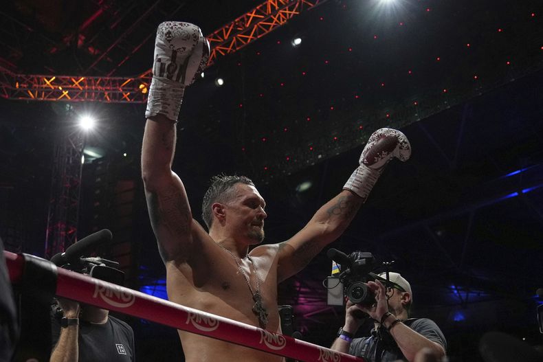 El ucraniano Oleksandr Usyk celebra al vencer a Daniel Dubois para convertirse en el campeón peso pesado el sábado 19 de julio del 2025. (AP Foto/Frank Augstein)
