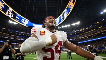 ARCHIVO - Foto del 2 de octubre del 2025, el linebacker de los 49ers de San Francisco F>red Warner reacciona tras el juego ante los Rams de Los Ángeles. (AP Foto/Kyusung Gong, Archivo)