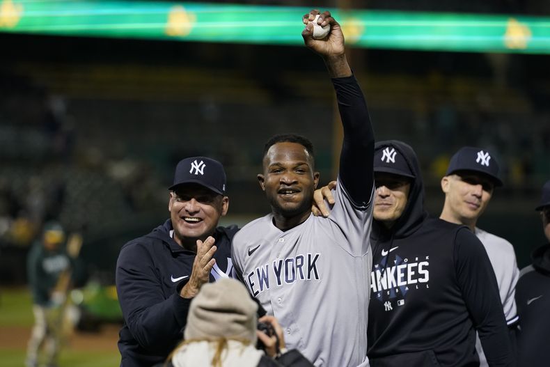 Domingo Germán de los Yanquis de Nueva York alza la pelota tras lanzar un juego perfecto ante los Atléticos de Oakland, el miércoles 28 de junio de 2023, en Oakland. (AP Foto/Godofredo A. Vásquez)