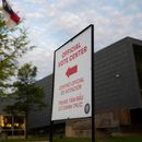 Un cartel de un centro de votación frente a un colegio electoral, el 26 de mayo de 2026, en Dallas, Texas. (Foto AP/Gabriela Passos, Archivo)