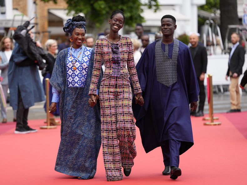 Khady Mane, de izquierda a derecha, la directora Ramata-Toulaye Sy y Mamadou Diallo posan al llegar al estreno de la película Banel e Adama en la 76a edición del festival internacional de cine de Cannes, en el sur de Francia, el sábado 20 de mayo de 2023. (Foto Scott Garfitt/Invision/AP)