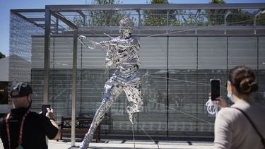 ARCHIVO - Un grupo de espectadores toma fotos de una nueva estatua de Rafael Nadal en Roland Garros el lunes 31 de mayo de 2021, en París (AP foto/Christophe Ena, archivo)