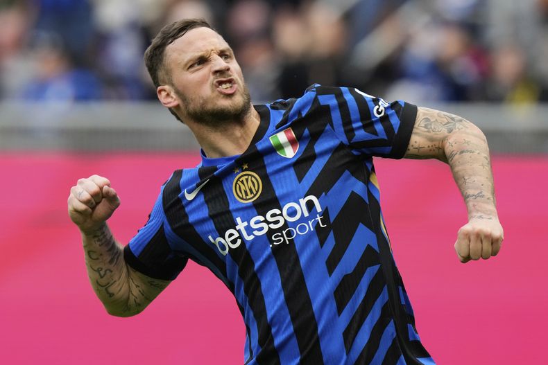 Marko Arnautovic del Inter de Milán reacciona tras anotar en el encuentro de la Serie A ante el Udinese el domingo 30 de marzo del 2025. (AP Foto/Luca Bruno)