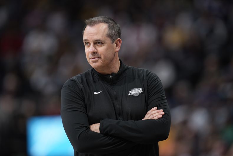 ARCHIVO - Foto del 10 de abril del 2022, el entrenador de los Lakers de Los Ángeles Frank Vogel observa el encuentro ante los Nuggets de Denver. El viernes 2 de junio del 2023, los Suns nombran a Vogel como nuevo entrenador. (AP Foto/David Zalubowski, Archivo)