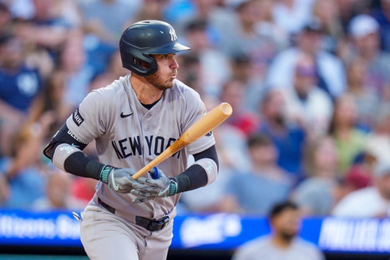 El jardinero de los Yankees de Nueva York, Cody Bellinger, conecta un sencillo para impulsar a Austin Wells durante la sexta entrada de un partido de béisbol contra los Filis de Filadelfia, el sábado 25 de julio de 2026, en Filadelfia. (Foto AP/Chris Szagola)