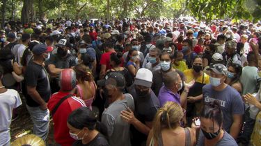 cubanos abarrotan la embajada de panama en la habana  tras exigencia de visa