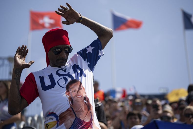Snoop Dogg asiste al partido de voleibol de playa femenino del grupo C entre Estados Unidos y Francia en el Estadio de la Torre Eiffel en los Juegos Olímpicos de Verano de 2024, el miércoles 31 de julio de 2024, en París, Francia. (Foto AP/Louise Delmotte)