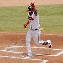 Orlando Arcia de los Bravos de Atlanta anota una carrera ante los Marlins de Miami, el domingo 2 de julio de 2023, en Atlanta. (AP Foto/Alex Slitz)