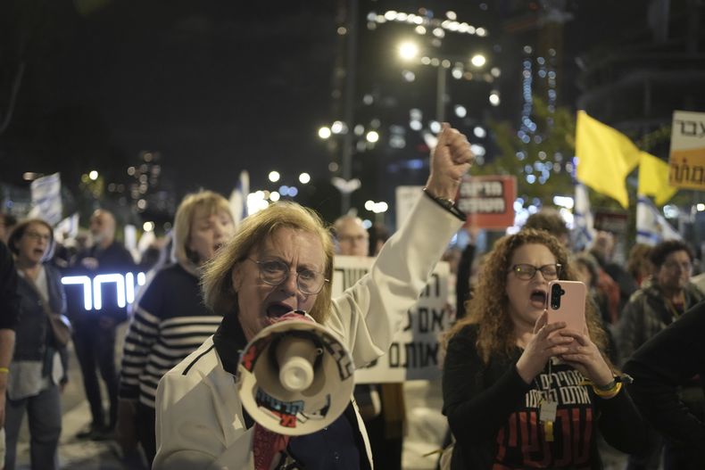 Varias personas participan en una protesta para exigir la liberación inmediata de los rehenes retenidos por Hamás en la Franja de Gaza, en Tel Aviv, Israel, el sábado 29 de marzo de 2025. (AP foto/Maya Alleruzzo)