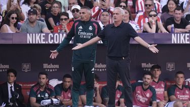 El entrenador del Real Madrid José Mourinho (derecha) hace gestos durante el partido contra el Atlético de Madrid en La Liga, el domingo 20 de septiembre de 2026. (Foto AP/Bernat Armangue)