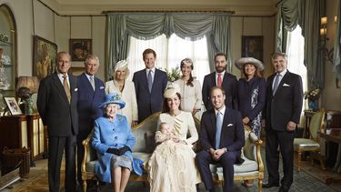 americateve | Esta imagen cedida por Camera Press muestra la foto oficial del bautizo del pr&iacute;ncipe Jorge de Gran Breta&ntilde;a en el Sal&oacute;n Morning de la residencia Clarence House en Londres el mi&eacute;rcoles 23 de octubre de 2013. Kate, la duquesa de C