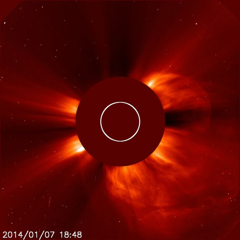 Imagen del martes 7 de enero de 2014 distribuida por la NASA que muestra una gigantesca nube de part&iacute;culas solares registradas por una explosi&oacute;n solar. La tormenta solar caus&oacute; la cencelaci&oacute;n del lanzamiento de una nave espacial