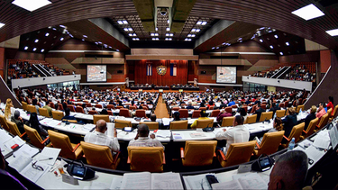 cuba estrena primer ministro en momentos en que dolariza su economia