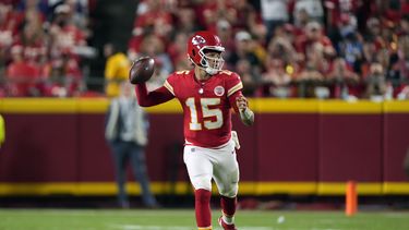 El quarterback de los Chiefs de Kansas City Patrick Mahomes busca receptor durante la segunda mitad del partido ante los Ravens de Baltimore, el jueves 5 de septiembre de 2024, en Kansas City. (AP Foto/Charlie Riedel)