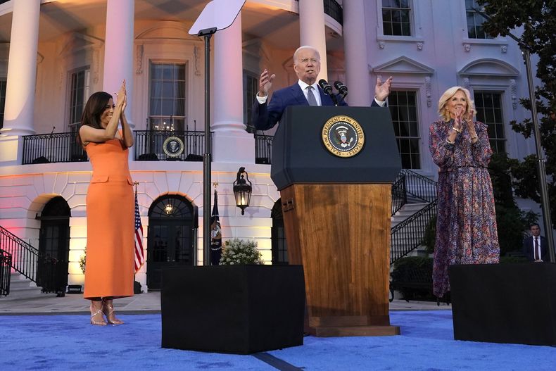 El presidente Joe Biden, con la primera dama Jill Biden y Eva Longoria, habla antes de la proyección de la película Flamin Hot, el jueves 15 de junio de 2023, en el Jardín Sur de la Casa Blanca en Washington. (Foto AP/Jacquelyn Martin)