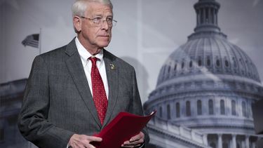 ARCHIVO - El miembro de más alto rango de la Comisión de Servicios Armados del Senado, Roger Wicker, senador por Misisipi., se reúne con reporteros en una conferencia de prensa en el Capitolio, en Washington, el 11 de enero de 2024. (AP Foto/J. Scott Applewhite, Archivo)