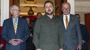 El presidente ucraniano Volodymyr Zelenskyy, centro, flanqueado por los senadores Mitch McConnell y Chuck Schumer, habla brevemente con la prensa después de su reunión con legisladores en el Capitolio, en Washington, el jueves 21 de septiembre de 2023. (AP Foto/Jacquelyn Martin)