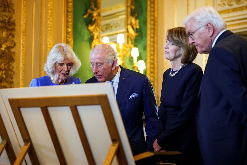 El rey Carlos III de Gran Bretaña, la reina Camila, el presidente alemán Frank-Walter Steinmeier y su esposa Elke Buedenbender visitan objetos expuestos relacionados con Alemania, durante una visita a la exposición de la Royal Collection en el Green Drawing Room del Castillo de Windsor, durante la visita de Estado de Steinmeier a Gran Bretaña, en Windsor, Inglaterra, el miércoles 3 de diciembre de 2025. (Hannah McKay/Foto de piscina vía AP)