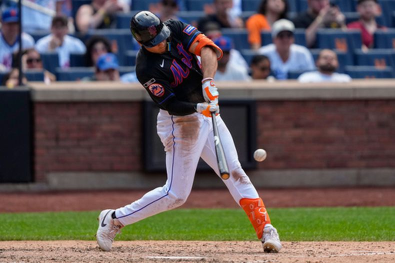 Tyrone Taylor, de los Mets de Nueva York, conecta un jonrón de tres carreras durante la sexta entrada de un partido de béisbol contra los Dodgers de Los Ángeles, el domingo 26 de julio de 2026, en Nueva York. (Foto AP/Yuki Iwamura)