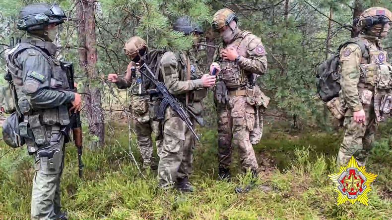 ARCHIVO - En esta imagen de un video distribuido por el ministerio de Defensa de Bielorrusia el 20 de julio de 2023, soldados del ejército bielorruso y mercenarios de la milicia privada Wagner asisten a maniobras cerca de la ciudad fronteriza de Brest. (Belarus Defense Ministry via AP, File)