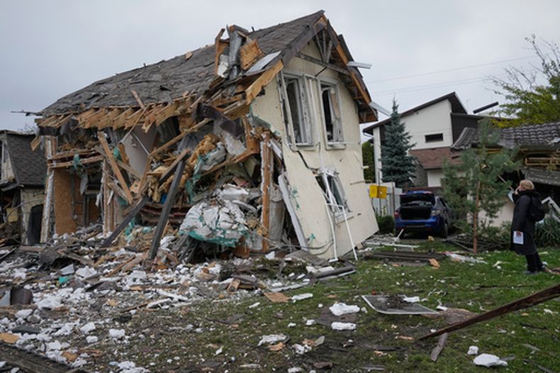 Una mujer mira una vivienda destruida por un ataque ruso con misil en Kiev, el jueves 22 de octubre de 2026. (AP Foto/Efrem Lukatsky)