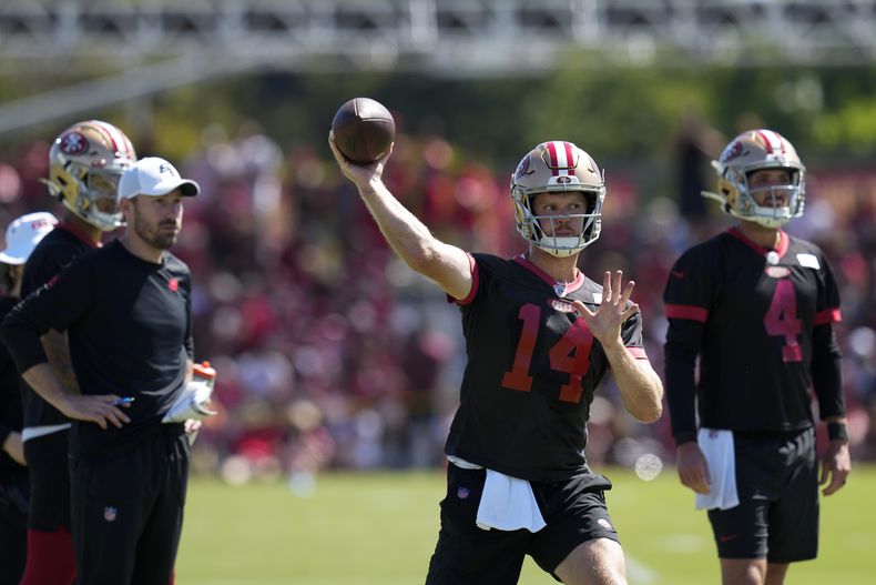 Sam Darnold (14), quarterback de los 49ers de San Francisco, lanza el balón durante el campamento de entrenamiento del equipo de la NFL, el domingo 30 de julio de 2023, en Santa Clara, California. (AP Foto/Godofredo A. Vásquez)
