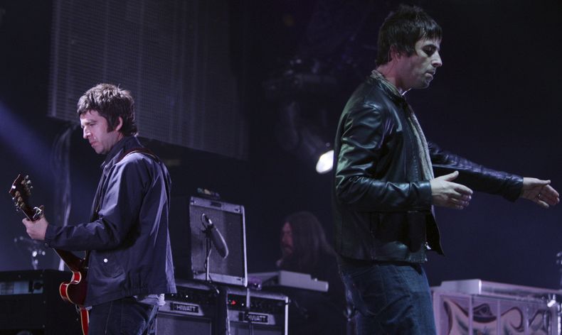 En esta imagen de archivo, Noel (izquierda) y Liam Gallagher, de Oasis, en un concierto al inicio de su gira por Canadá, en Vancouver, el 27 de agosto de 2008. (Darryl Dyck/The Canadian Press via AP, archivo)
