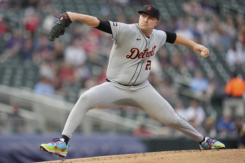 El lanzador abridor de los Tigres de Detroit, Tarik Skubal (29), lanza durante la primera entrada de un juego de béisbol contra los Mellizos de Minnesota el jueves 14 de agosto de 2025, en Mineápolis. (AP Photo/Abbie Parr)