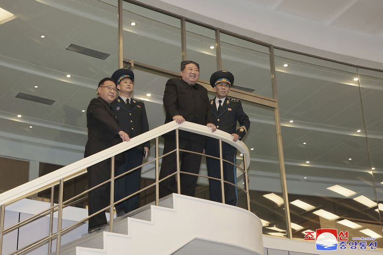 En esta foto distribuida por el gobierno norcoreano, el líder de Corea del Norte, Kim Jong Un, inspecciona un centro de control satelital en Pyongyang, Corea del Norte, miércoles 22 de noviembre de 2023. (Agencia Noticiosa Central Coreana/Servicio Noticioso de Corea via AP)