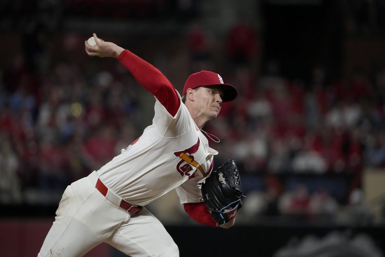 Sonny Gray, abridor de los Cardenales de San Luis, lanza en el juego ante los Filis de Filadelfia, el marts 9 de abril de 2024 (AP Foto/Jeff Roberson)